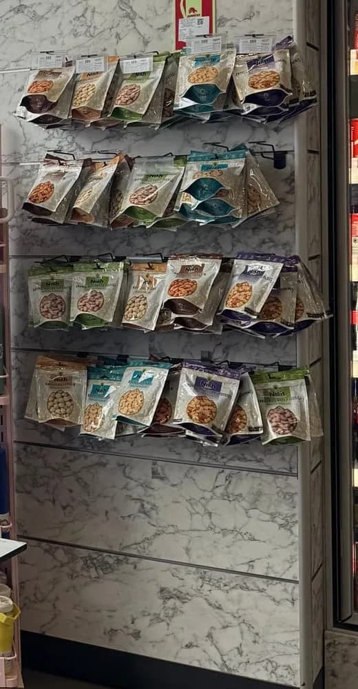 Mağazada atıştırmalık paketleri rafı